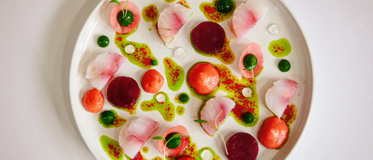 Assiette gastronomique colorée photographiée par Boudekom
