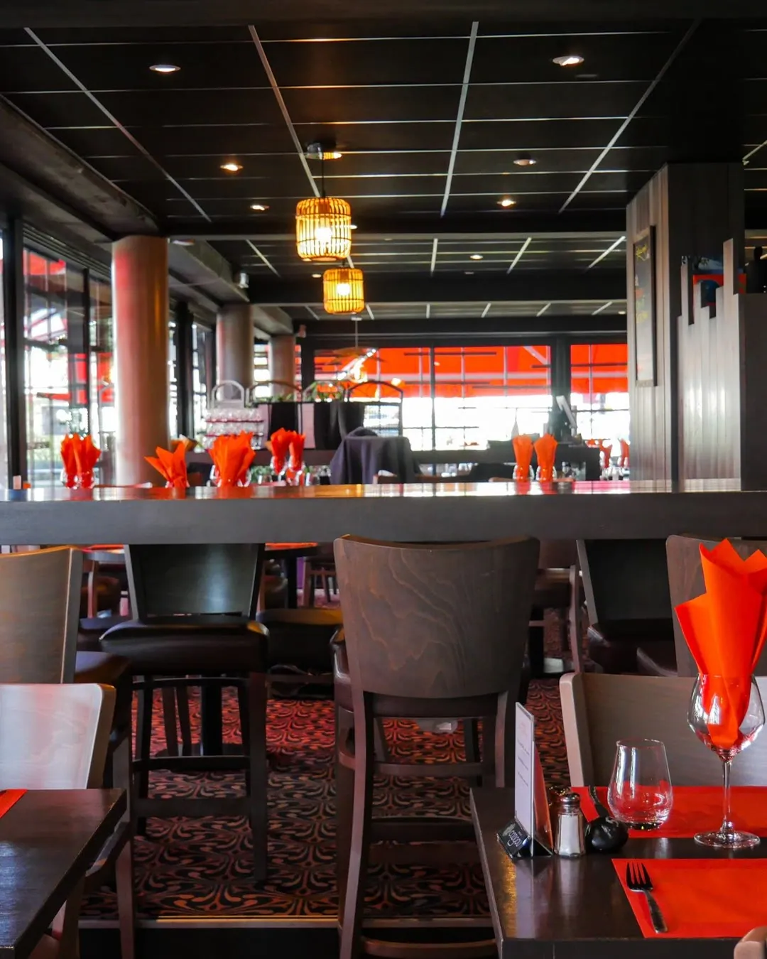 Le bar et la salle — Atypic