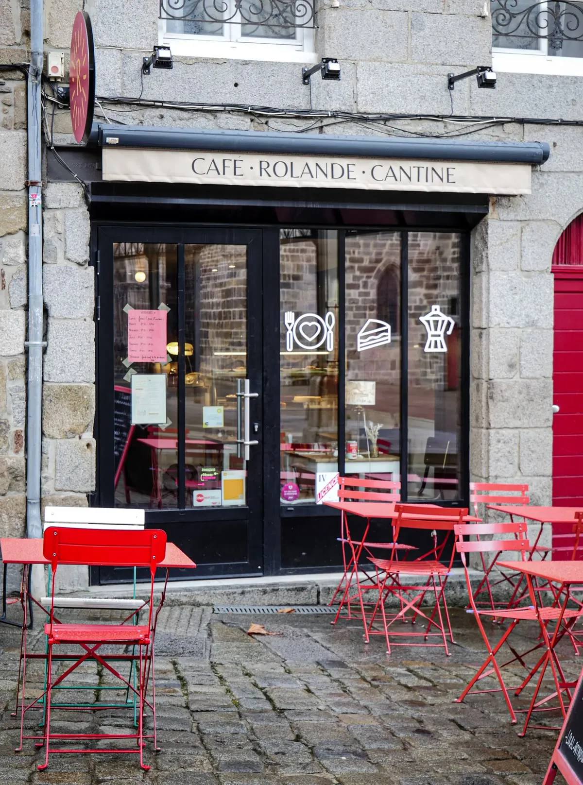 Façade et terrasse de Rolande, place du Martray