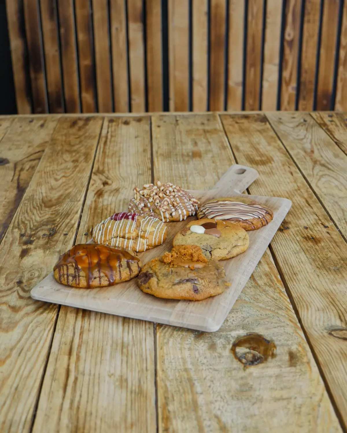 Cookies Chococo sur une planche en bois