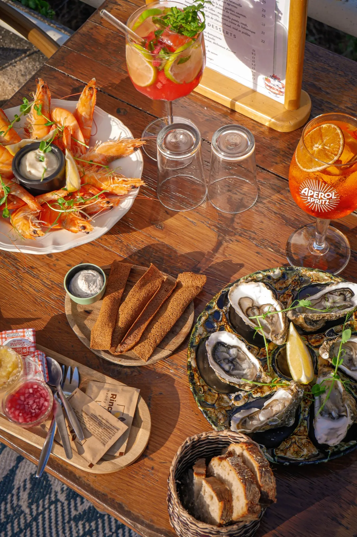 Huîtres et spritz en terrasse — Gilles de Bretagne