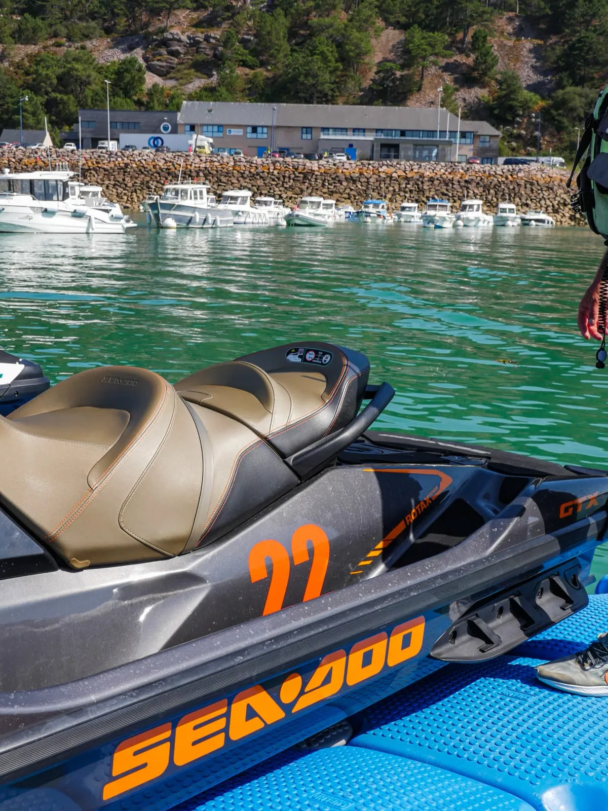 Jet-ski au ponton du port d'Erquy — Jet Spirit