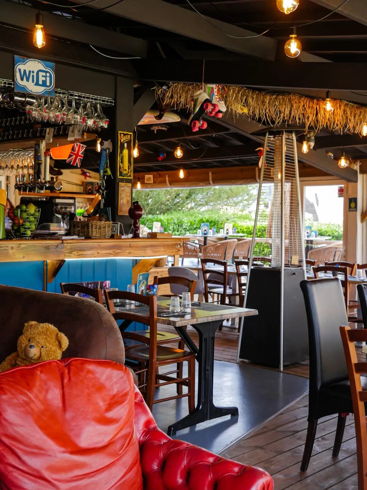 Le salon et le bar de La Crique