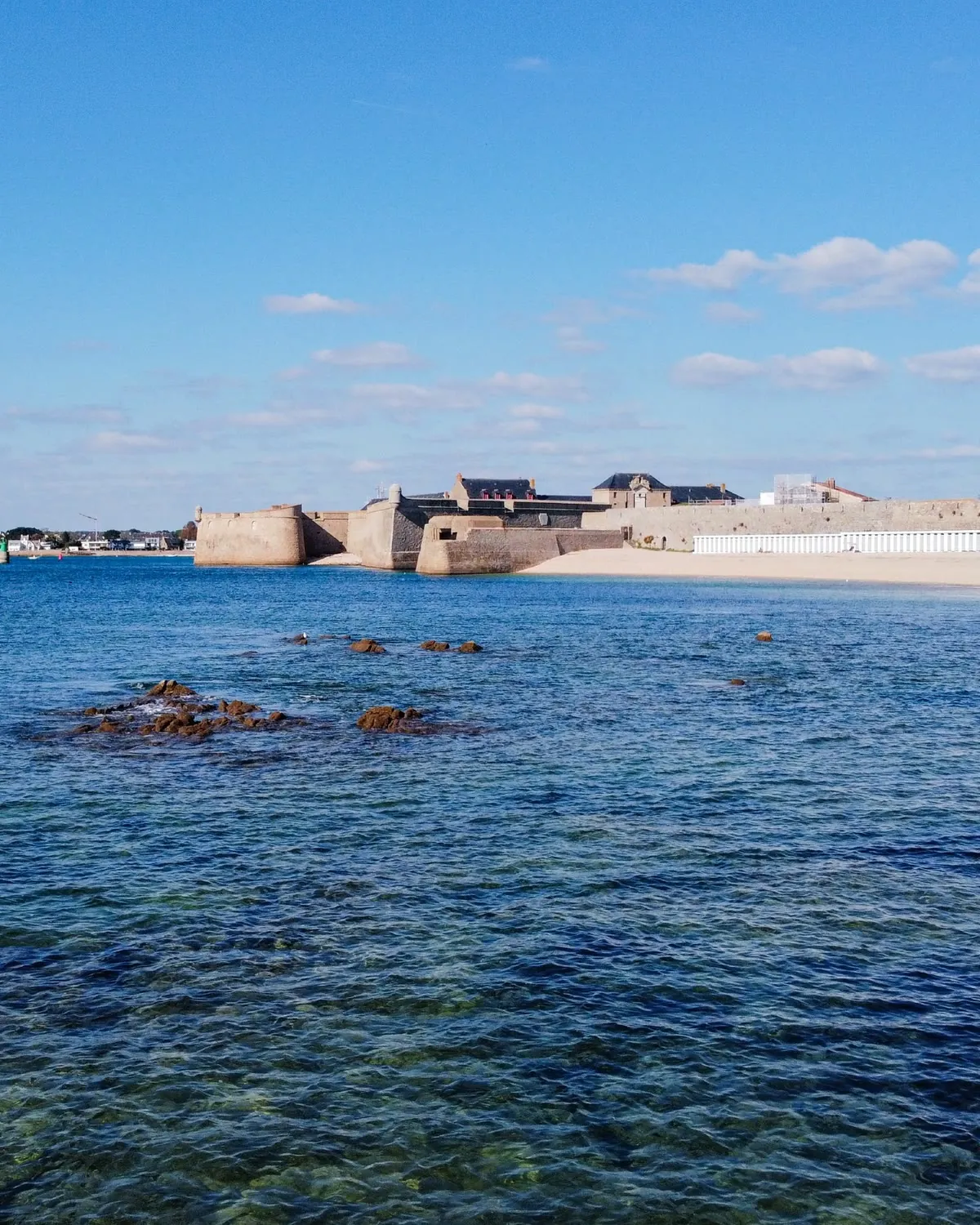 Les remparts de Port-Louis face à la mer — La Grande Plage