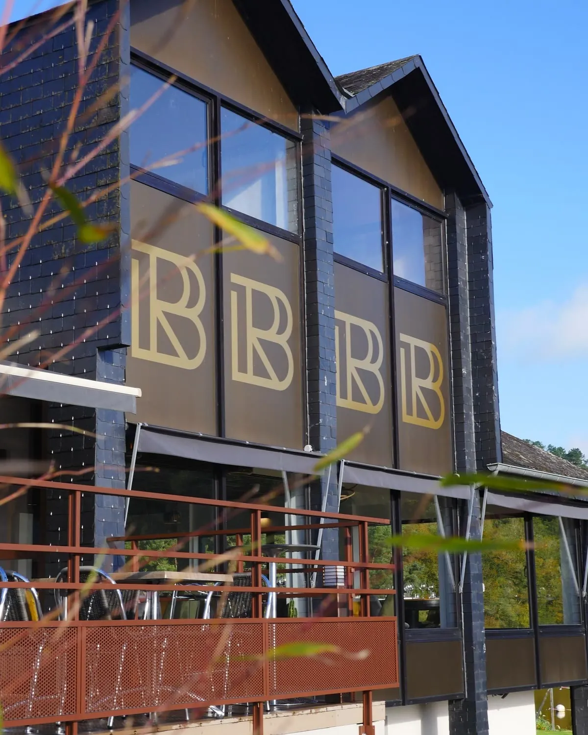 Façade du Beau Rivage avec ses grandes lettres B