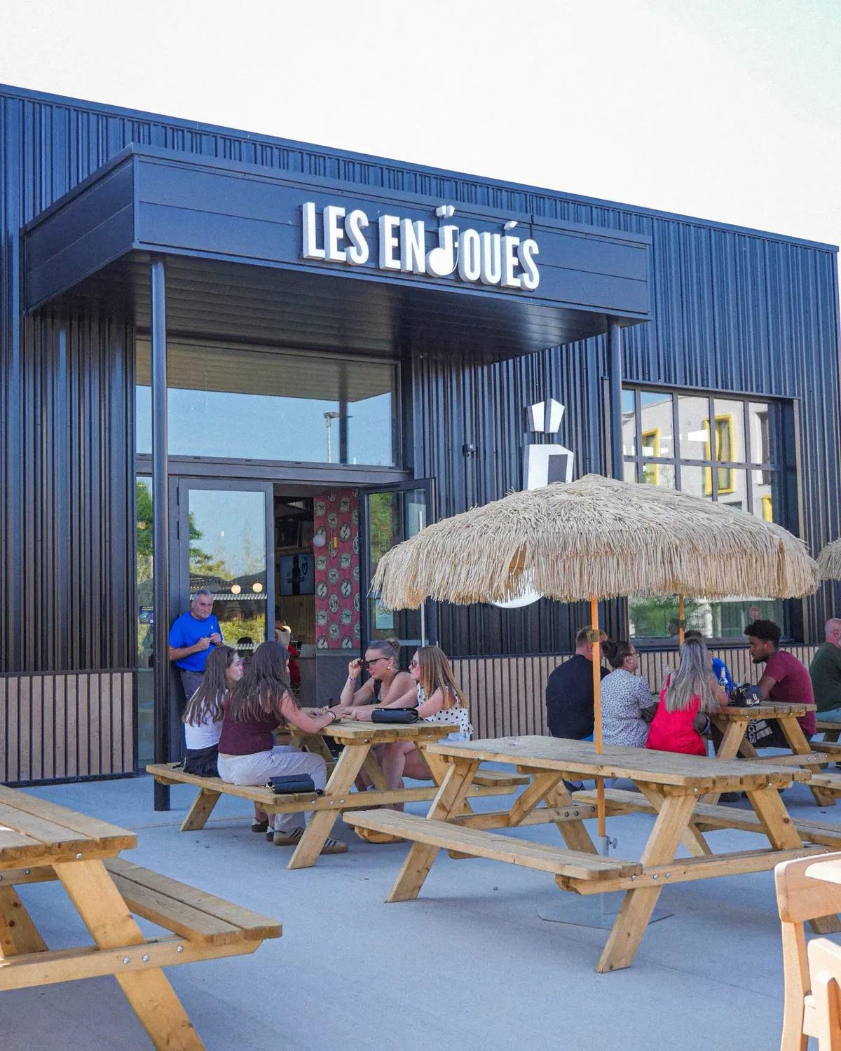 Façade et terrasse des Enjoués