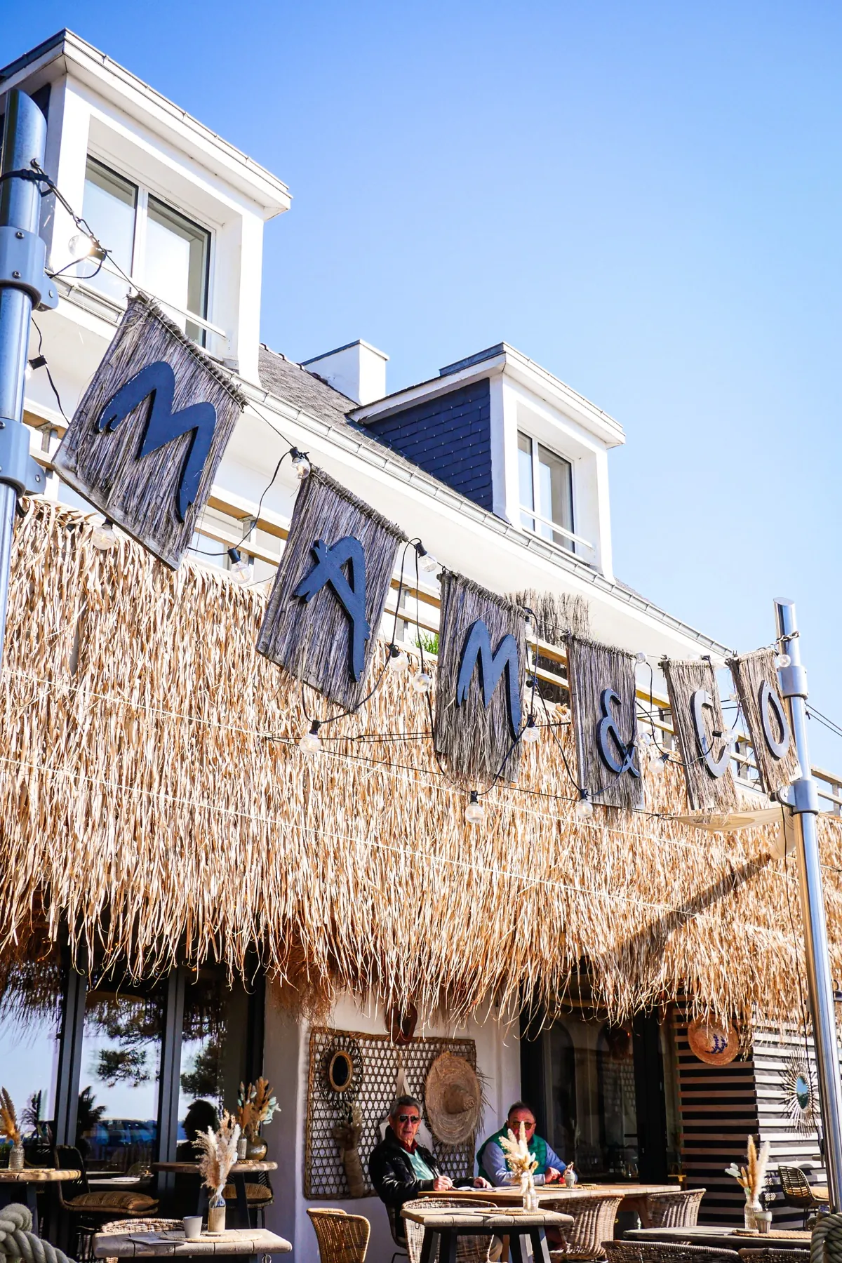 Terrasse et enseigne de Mam&co